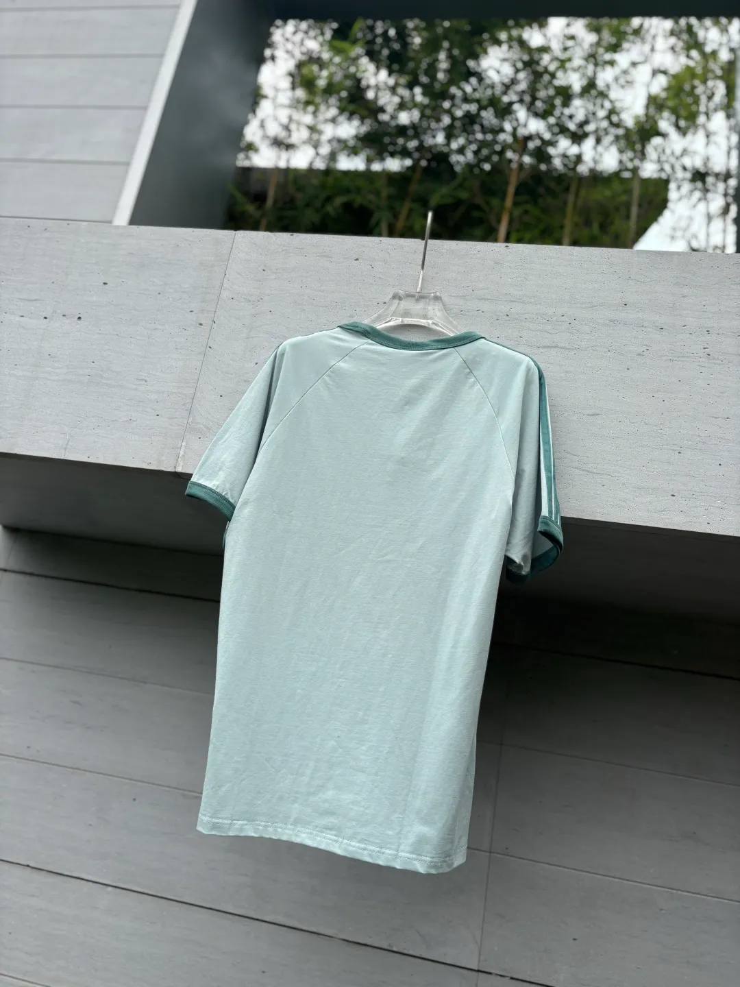 🈴𝟱Color Collection 𝟬𝟱𝟭𝟰𝟴# Exclusive real shot/difference between various stolen pictures and online version on the market [𝗔𝗗𝗜𝗗𝗔𝗦 Adidas Clover Classic Embroidered Couple Round Neck Short Sleeve 𝗧 Shirt] ✅Full set of 1:1 customized accessories ➕Customized three-label ➕𝗬𝘂𝗮𝗻 version hang tag ➕𝗹𝗼𝗴𝗼 packaging bag 🔥 ➕Scan the tag to enter the official website. ✅Top Original version, ins Xiaohongshu has many bloggers wearing it. Clover's latest 5-color T is really Korean casual style ➕Classic Versatile❤️ Skin-friendly and Breathable, super comfortable for daily wear. The clover logo on the chest is very recognizable. 3D three-dimensional tailoring. The upper body is crisp and stylish. The fit is loose. It covers the flesh and makes you slim. It perfectly modifies the figure. The full set of accessories is customized in a one-to-one mold, striving for excellence. Good Quality is never just talk! Color: White Pink Light Gray Green Black Tibetan Blue Size: S M L XL XXL